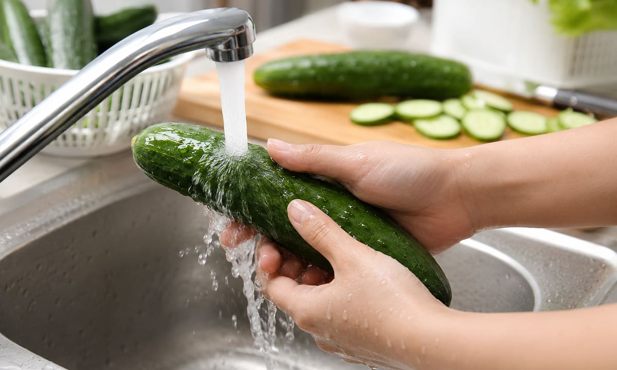 Chuyên gia chỉ cách rửa dưa chuột sạch bụi bẩn và hóa chất