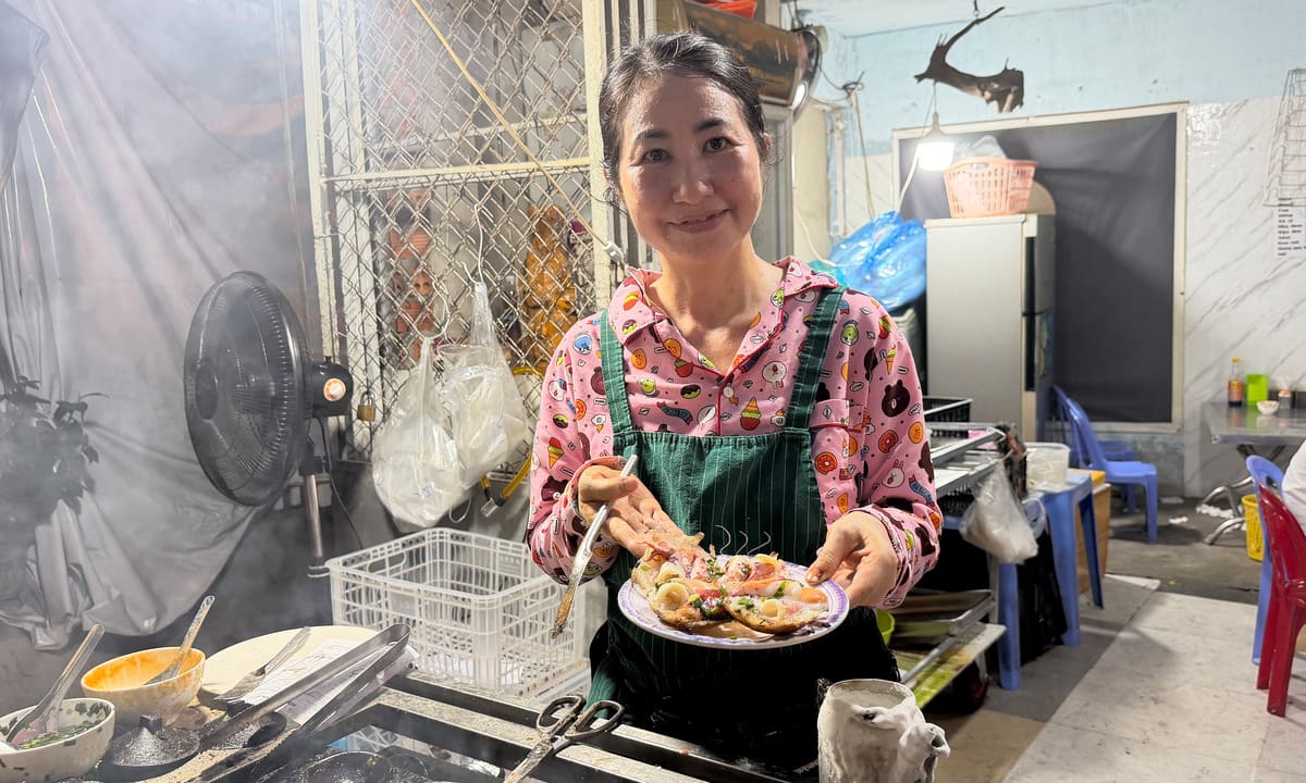 Quán bánh căn Nha Trang khiến khách xếp hàng chờ hàng tiếng