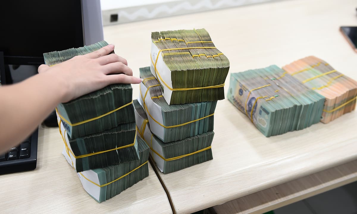 Một ngân hàng phát hành trái phiếu với lãi suất 10%