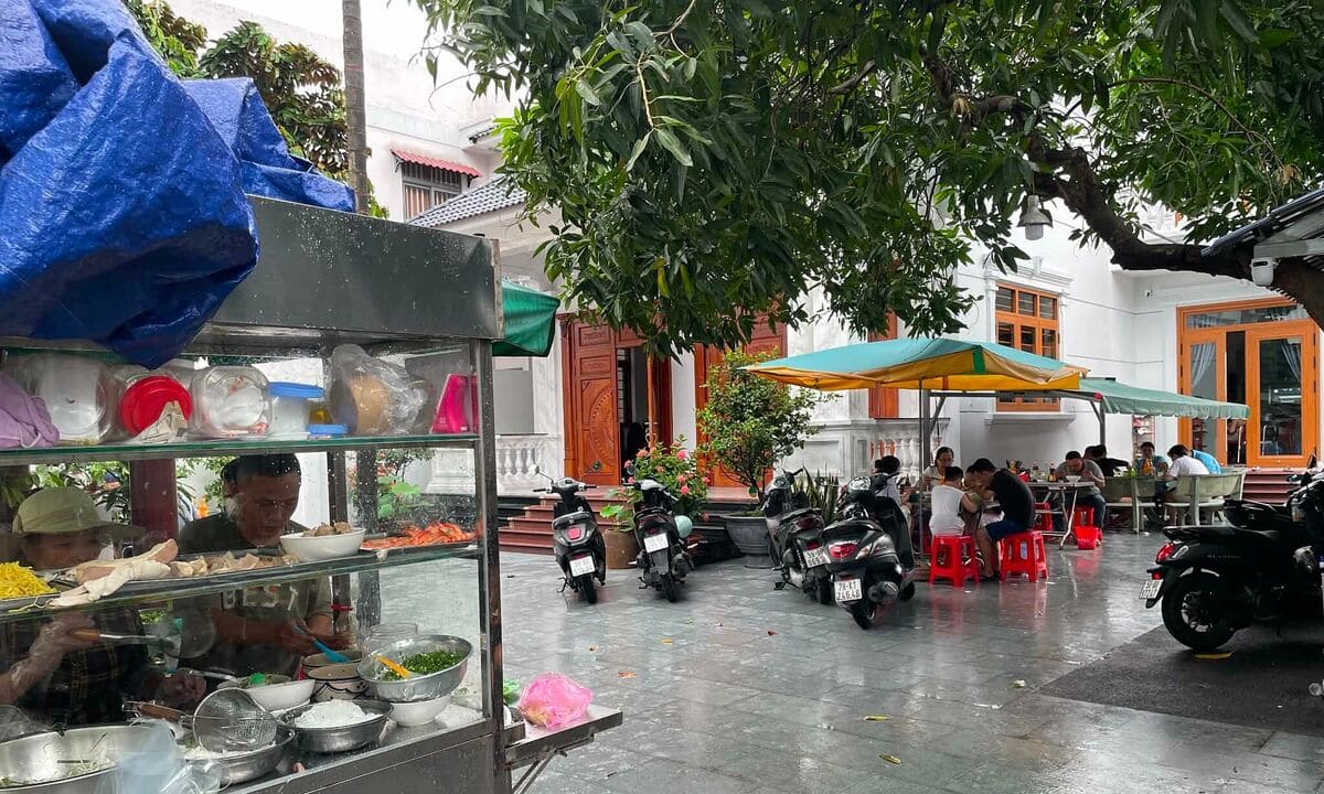 Quán hủ tiếu trong biệt thự ở TP HCM 'gây sốt'