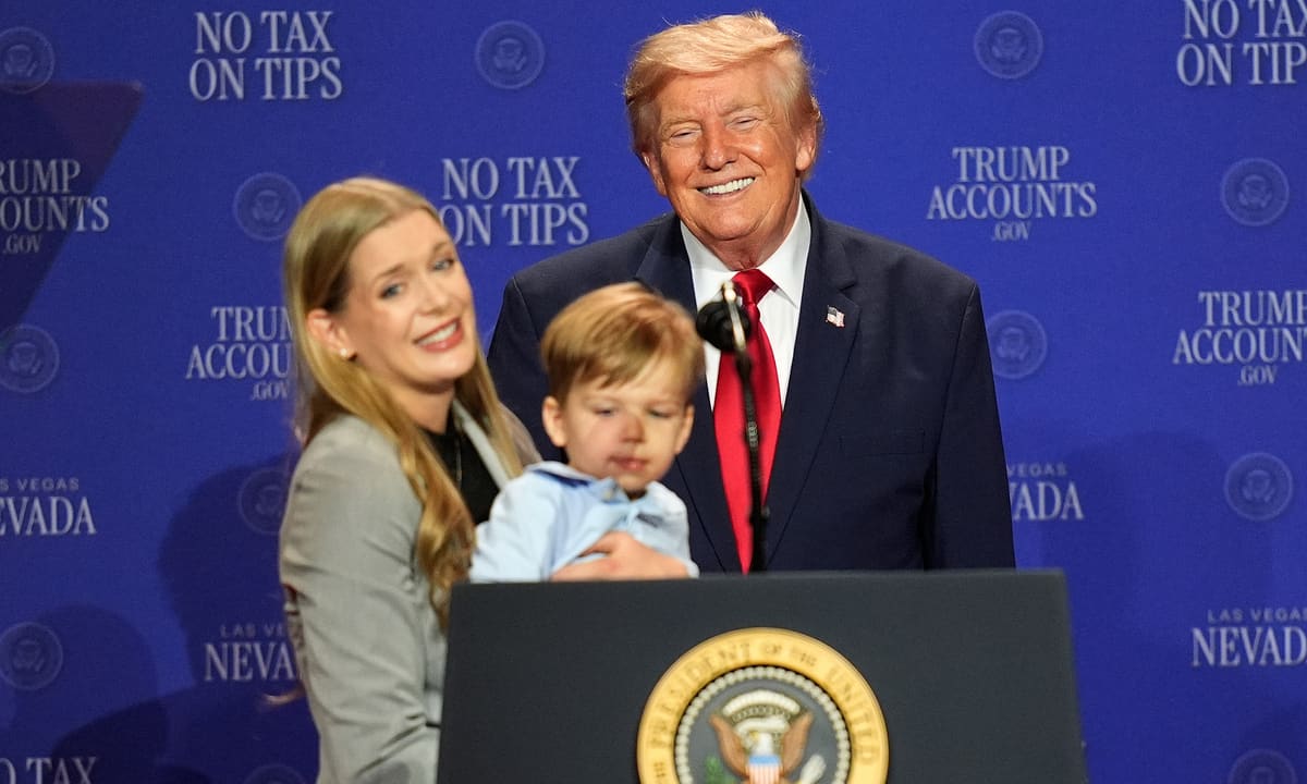 Ông Trump đuổi theo ngăn em bé chạy khỏi sân khấu