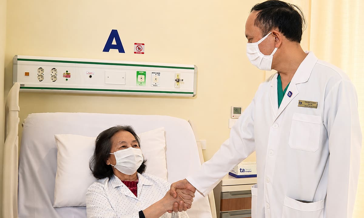 U cơ mỡ chèn ép cột sống người phụ nữ