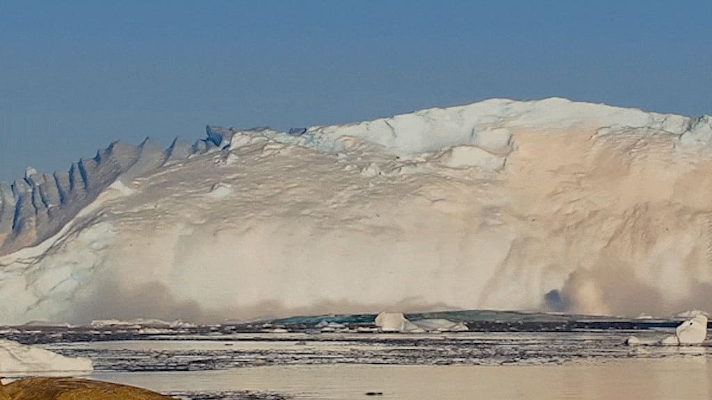 Tảng băng trôi khổng lồ lật úp trước khu dân cư ở Greenland