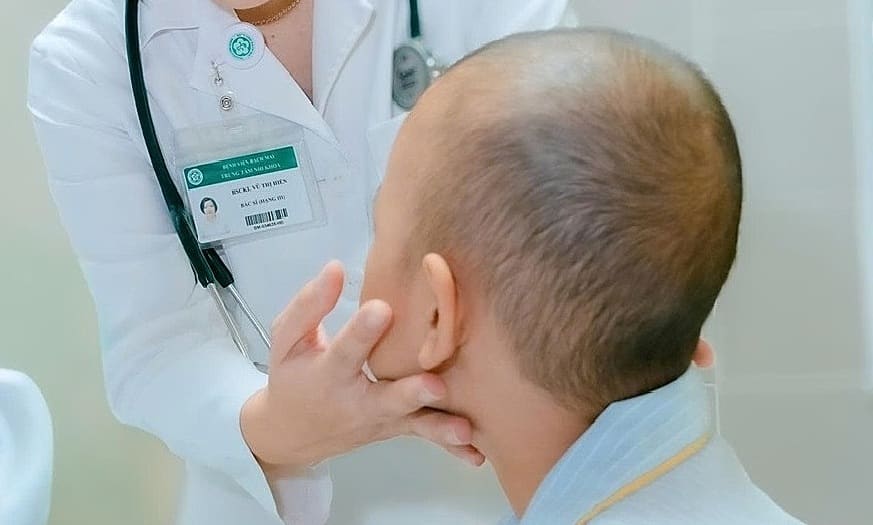Vệt sáng trong mắt cảnh báo ung thư nguy hiểm ở trẻ nhỏ