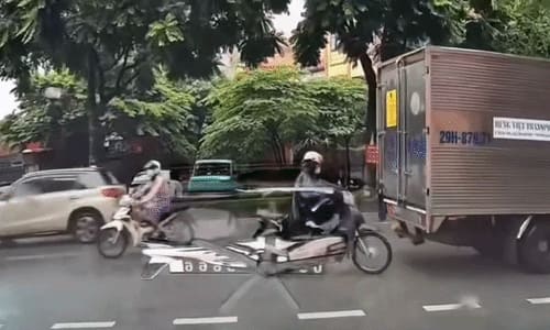 Xe tải lùi húc vào người đi xe máy