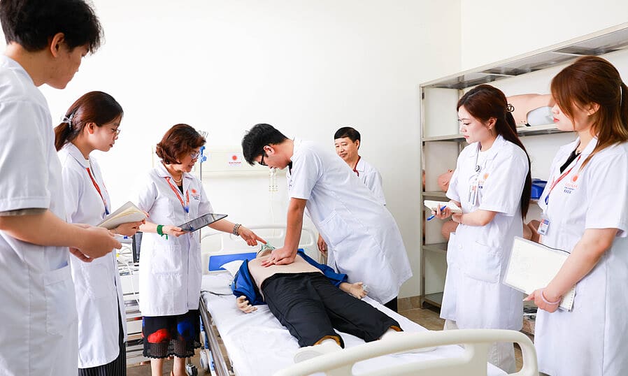 Đại học Đại Nam đào tạo nhân lực ngành y dược theo hướng toàn diện