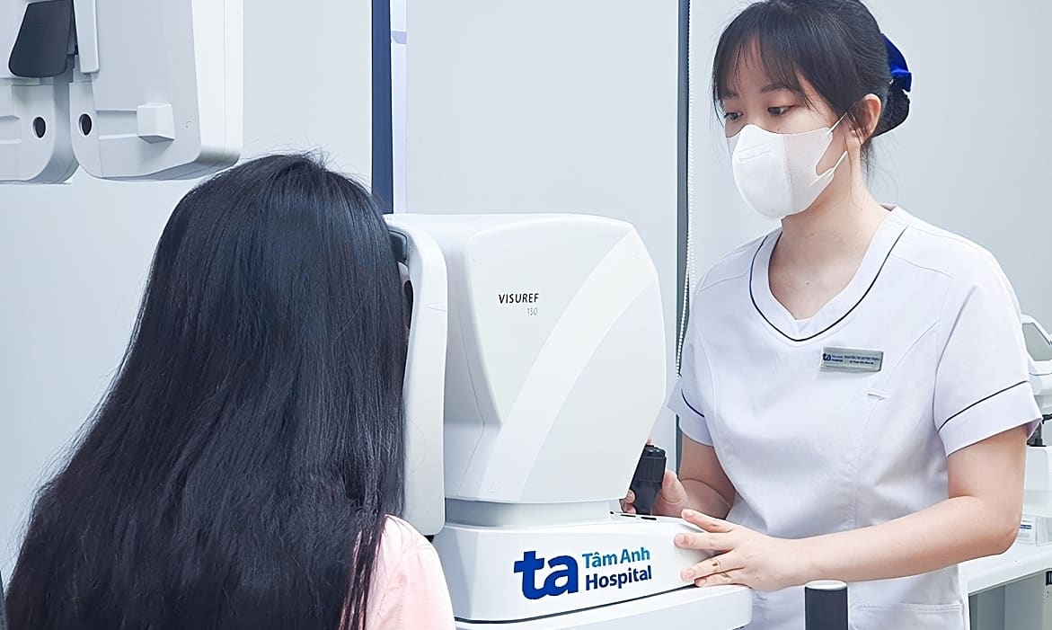 Xóa cận 10 độ cho người giác mạc mỏng