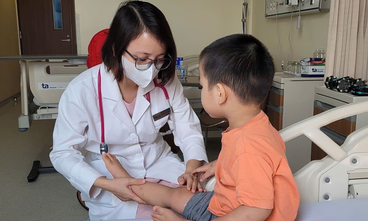 Bé trai 3 tuổi viêm xương tủy