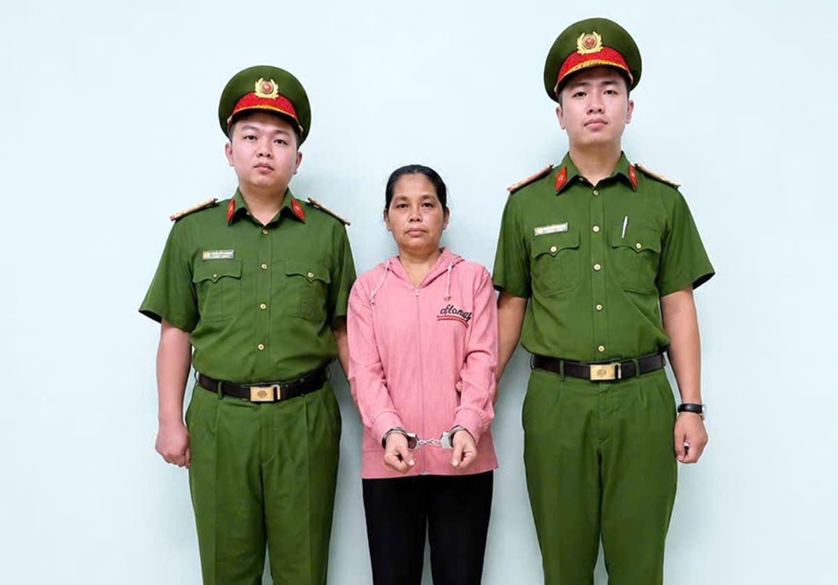 Bảo mẫu 'bật dây thun vào lòng bàn chân trẻ' ở TP HCM bị bắt