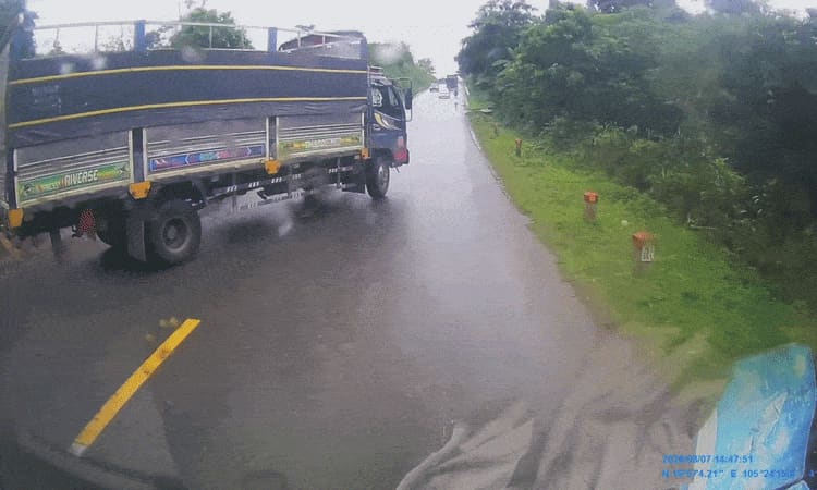 Ôtô tông đuôi xe tải chớm nhập làn, xe nào sai?