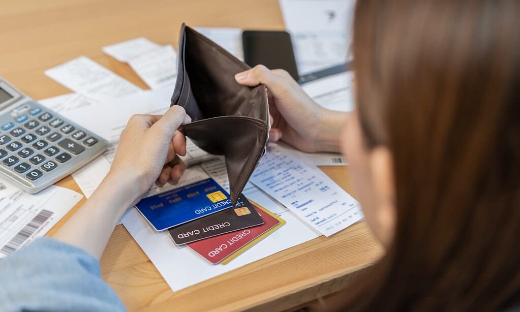 Nợ mà không có tiền trả, phải làm gì để tránh bị đi tù?