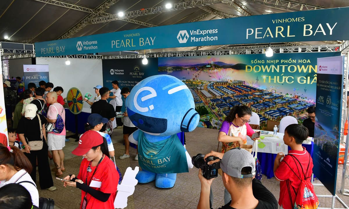 Runner check-in nhận quà từ Vinhomes Pearl Bay tại VnExpress Marathon Nha Trang