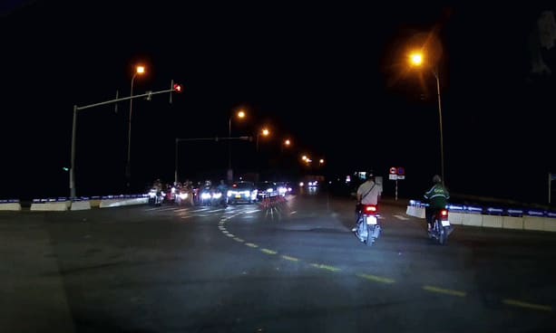 Xe máy vượt đèn đỏ đâm ngã người khác rồi bỏ chạy