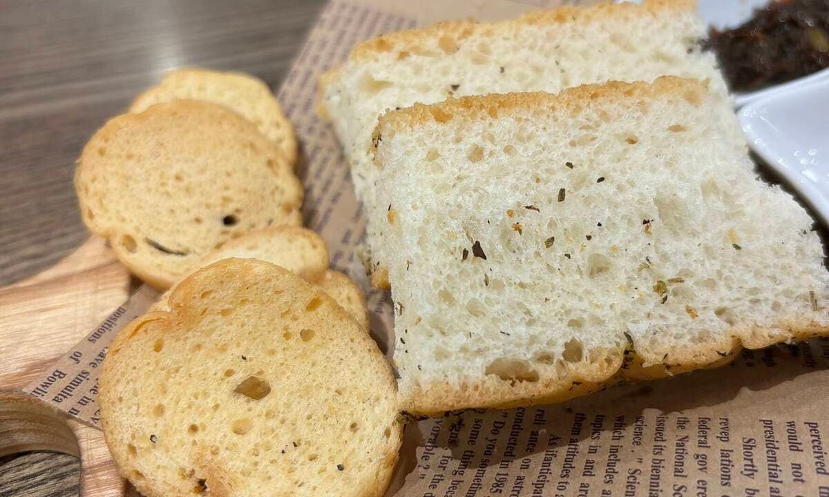Bánh mì nguyên cám hay bánh mì trắng tốt cho đường ruột hơn?