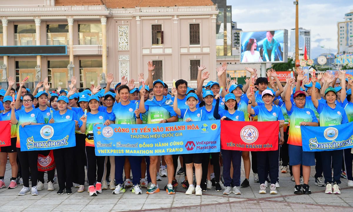 Hơn 500 nhân viên Yến sào Khánh Hòa tham gia VnExpress Marathon Nha Trang