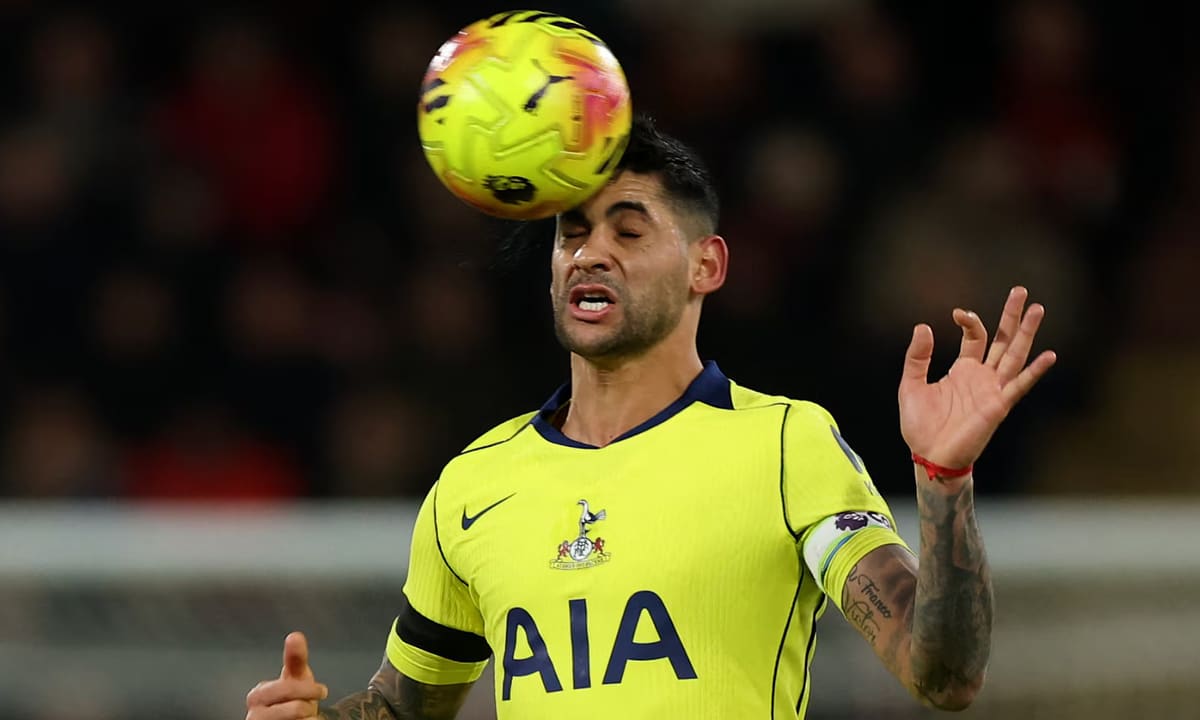 Trung vệ Tottenham muốn tới Arsenal