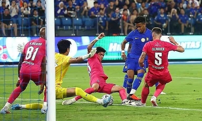 CLB Malaysia bỏ đá luân lưu với Chelsea