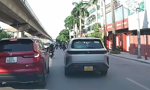 Bị ép không cho vượt, ôtô đánh lái húc ngã người đi xe máy