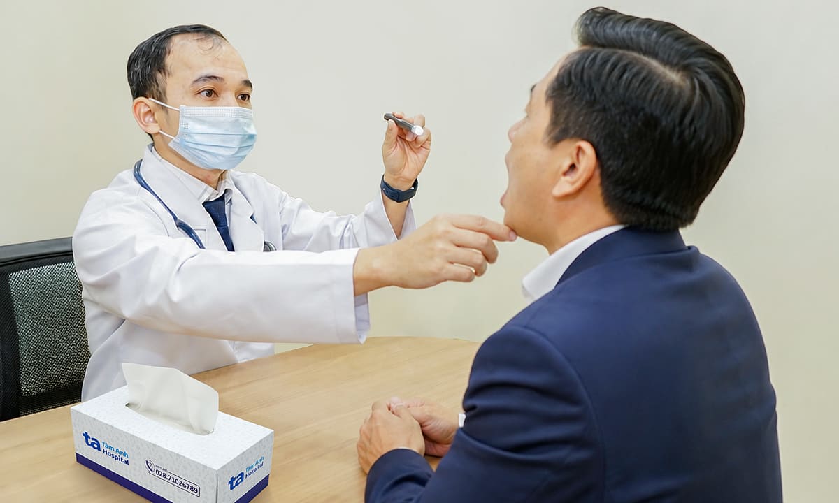 Khạc ra máu, phát hiện mảnh xương trong khí quản