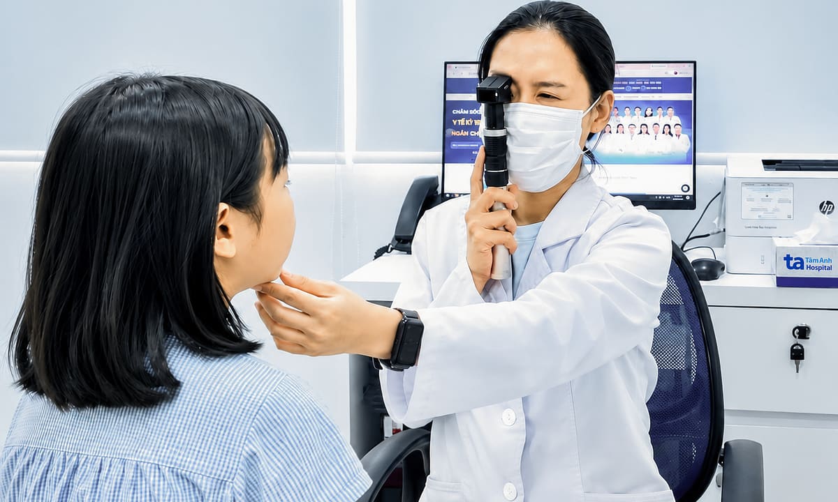 Bé 7 tuổi bị cận thị giả