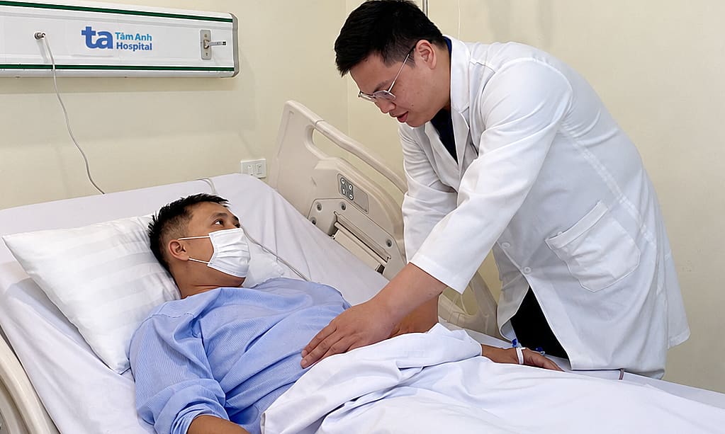Sỏi kẹt ở niệu quản và hai thận người đàn ông