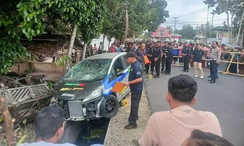 В толпу погрузились гоночные автомобили, погибло 8 человек