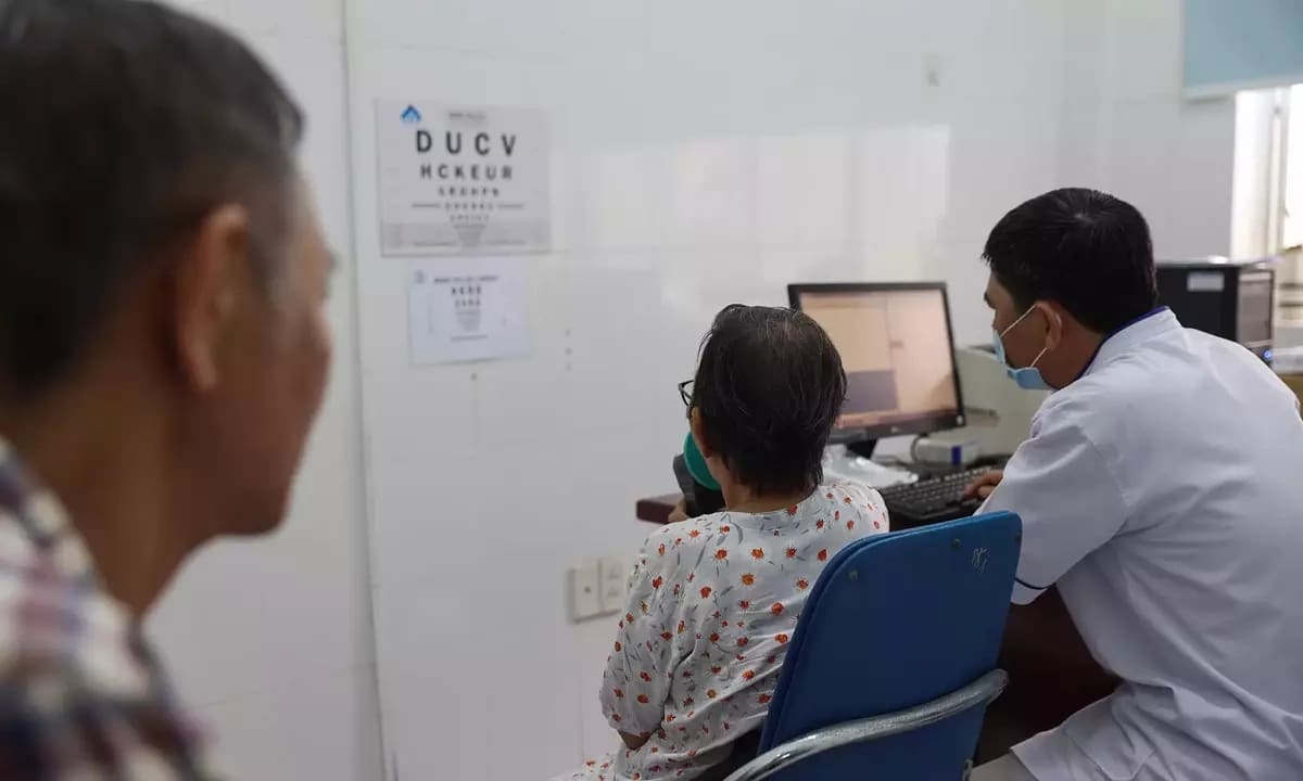 Kiệt sức bởi gồng gánh 'trả nợ, nuôi con, chăm bố mẹ già'