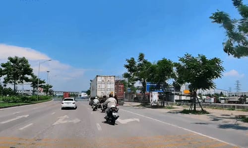Xe máy lao vào đuôi container vì luồn lách