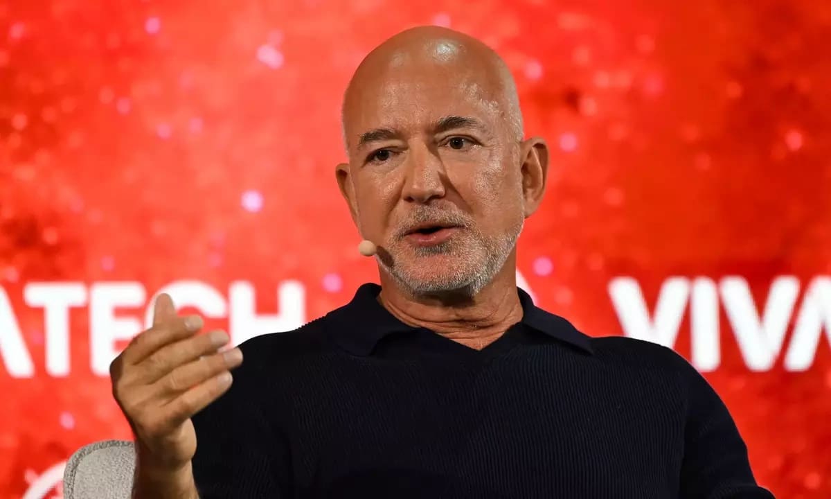 Tỷ phú Jeff Bezos muốn mua 30% cổ phần Liverpool