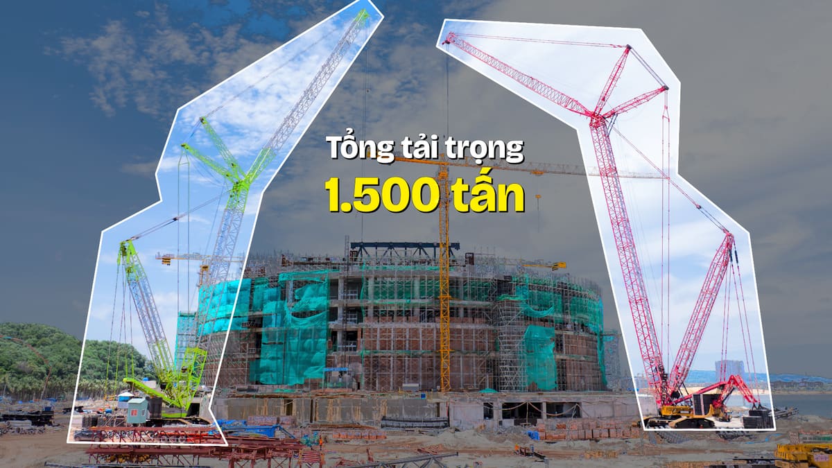 Hai siêu cần cẩu nâng khung thép lên mái Nhà hát APEC