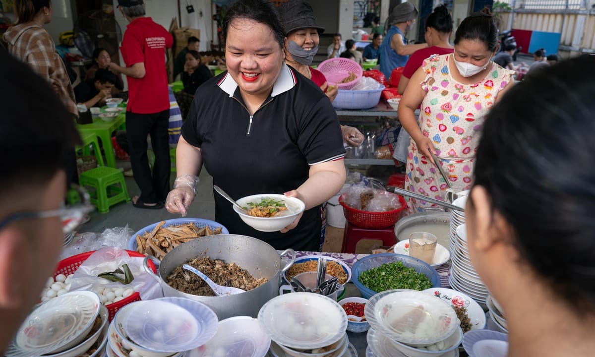 Xếp hàng thưởng thức 'bánh canh ruộng' 15.000 đồng ở Đà Nẵng