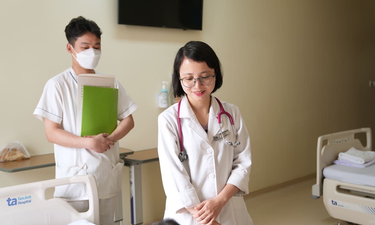 Bé trai bị viêm mạch máu toàn thân